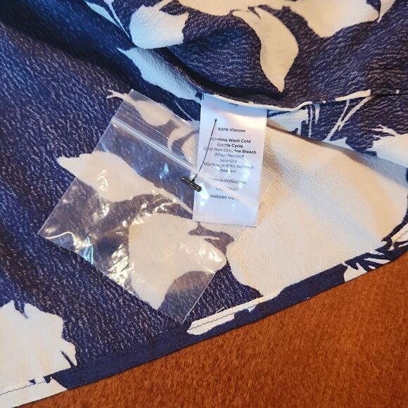 Talbots Poet Long Sleeve Wrap V-Neck Bohemian Blouse, XS, Blue & White Floral - Picture 9 of 12
